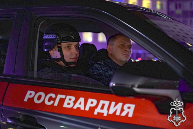 Сотрудники вневедомственной охраны Управления Росгвардии по Республике Карелия провели флешмоб, посвященный Году единства народов России (видео)