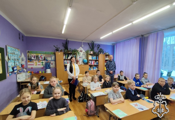 «Защитник Отечества — это призвание»: кемский росгвардеец провёл урок мужества для школьников в Рабочеоостровске