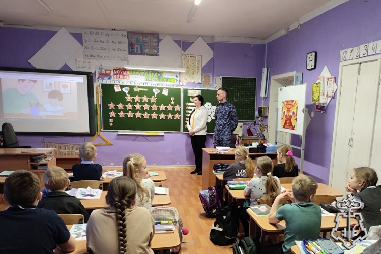 «Защитник Отечества — это призвание»: кемский росгвардеец провёл урок мужества для школьников в Рабочеоостровске