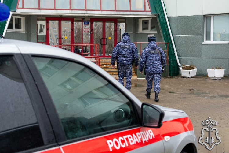 Наряд Росгвардии задержал агрессивную гражданку в отделении банка