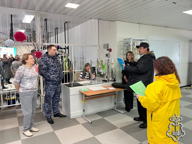 В КОСТОМУКШЕ РОСГВАРДЕЙЦЫ ПРОВЕРИЛИ АНТИТЕРРОРЕСТИЧЕСКУЮ ЗАЩИЩЕННОСТЬ ОБЪЕКТОВ ОБРАЗОВАНИЯ