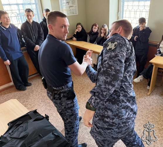 В Пудоже школьники познакомились с работой вневедомственной охраны Росгвардии