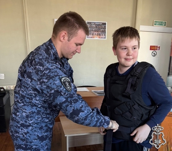 В Пудоже школьники познакомились с работой вневедомственной охраны Росгвардии