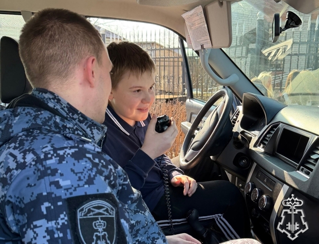 В Пудоже школьники познакомились с работой вневедомственной охраны Росгвардии